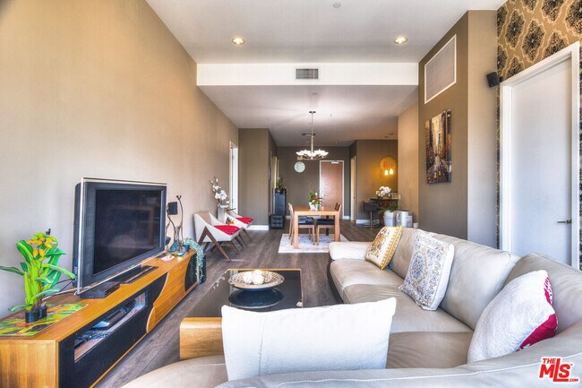 Building Photo - 3223 W 6th St