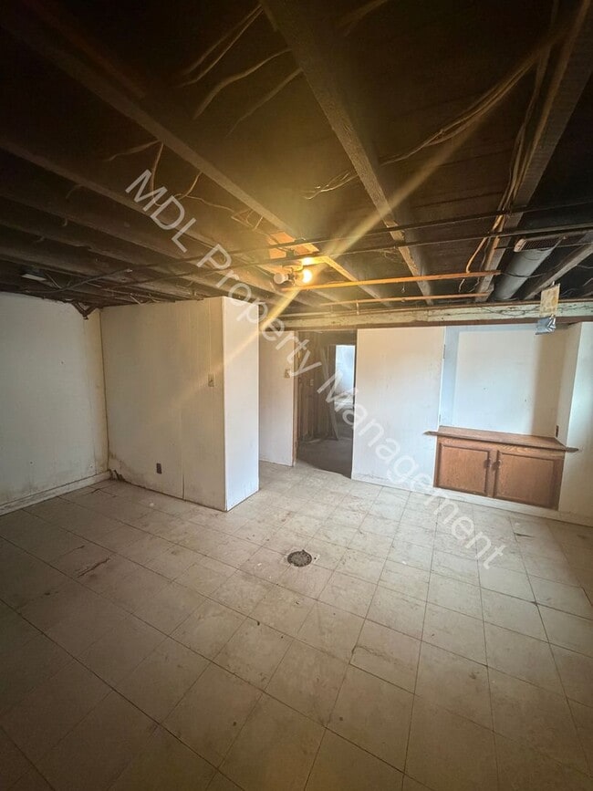 Building Photo - 3 Bedroom 2 Bathroom Home w/ Full Basement