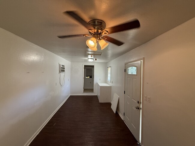 Building Photo - 901 N Oak Ave