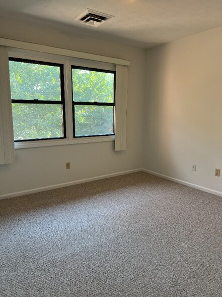 Building Photo - 427 6th Ave W