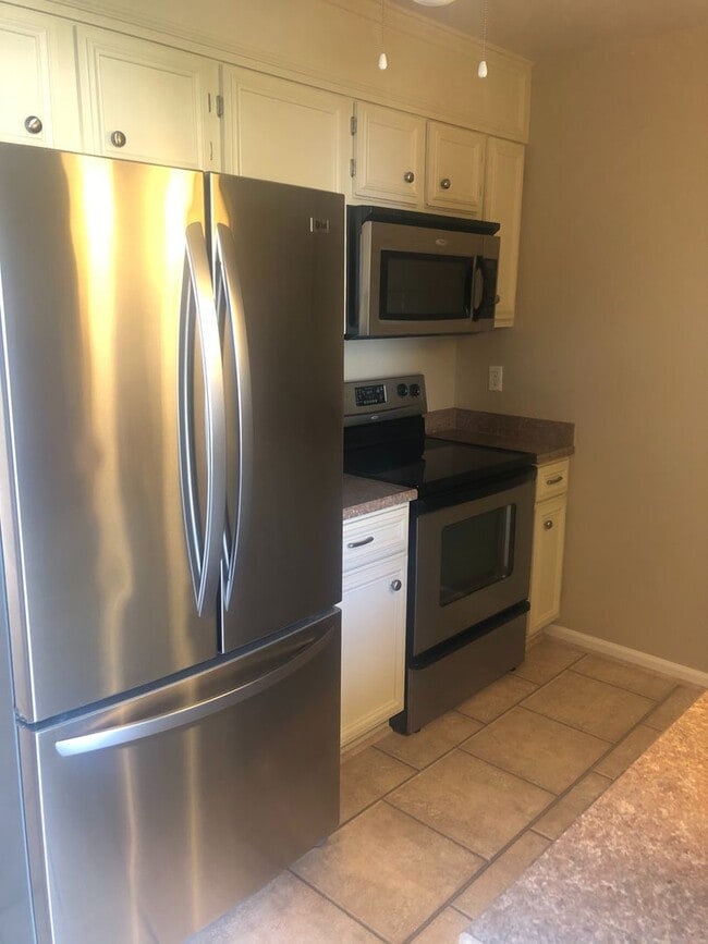 Building Photo - Beautiful Townhome 2Bed/ 1 Bath