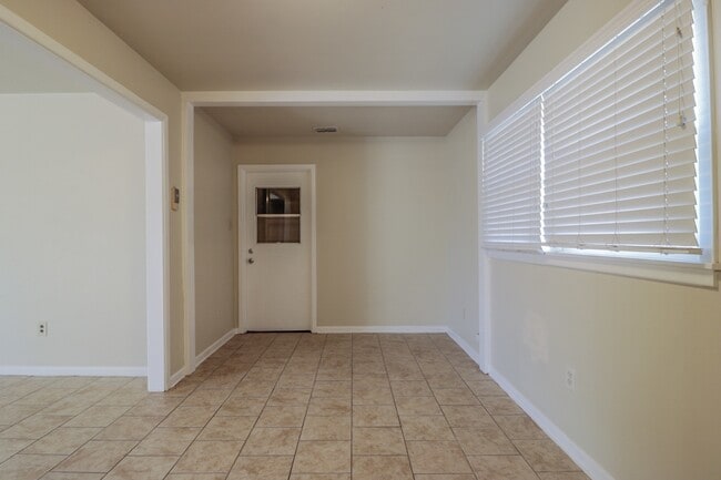 Building Photo - Cute & Cozy 3 Bedroom with Extra Storage!