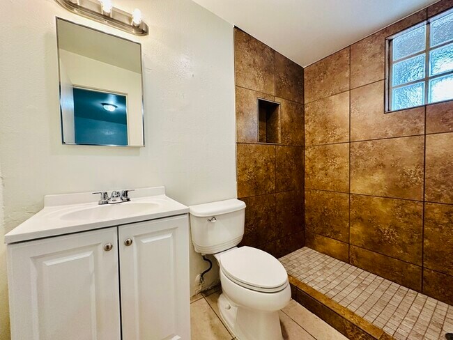 Building Photo - 1 Bedroom with Vaulted Ceilings, Walk In C...