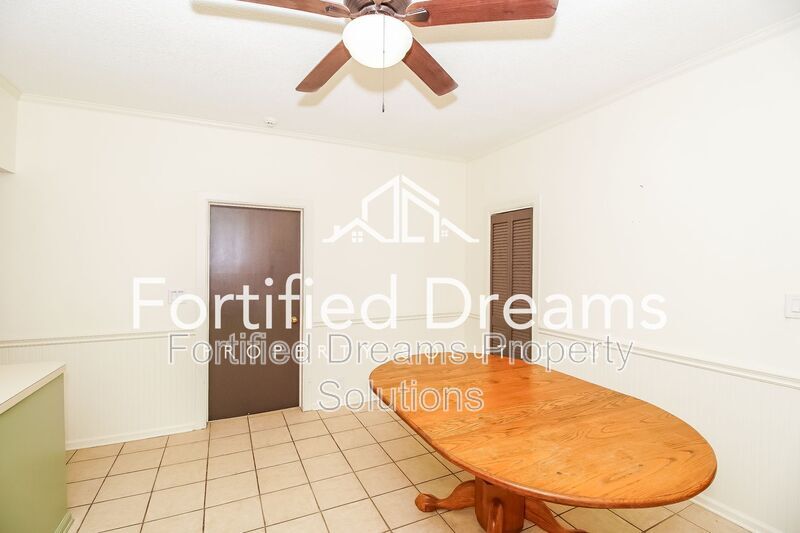 Building Photo - 309 E 11th St