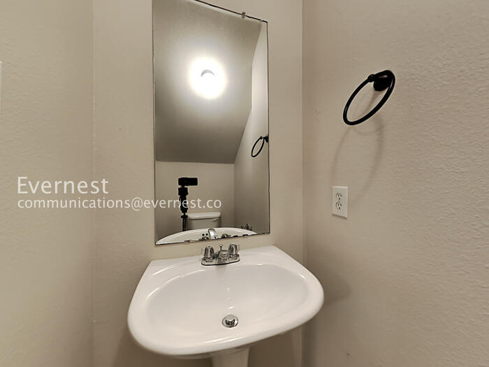 Building Photo - 320 Ezekial Ave