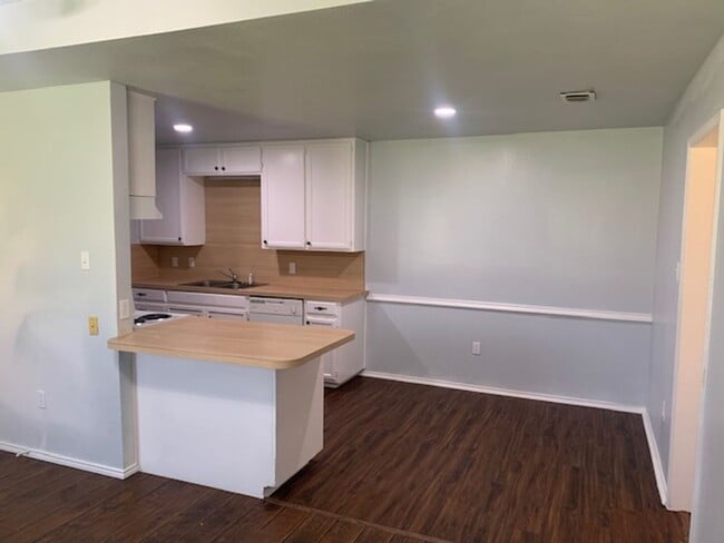 Building Photo - Big lot- Cute 2/1 duplex! Burleson