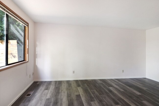 Building Photo - 3 Bed 2.5 Bath - Townhome - Close to Downtown