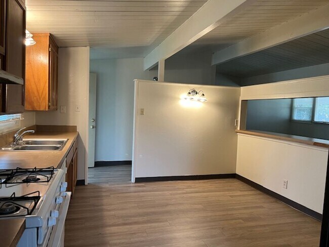 Building Photo - 22 Candy St