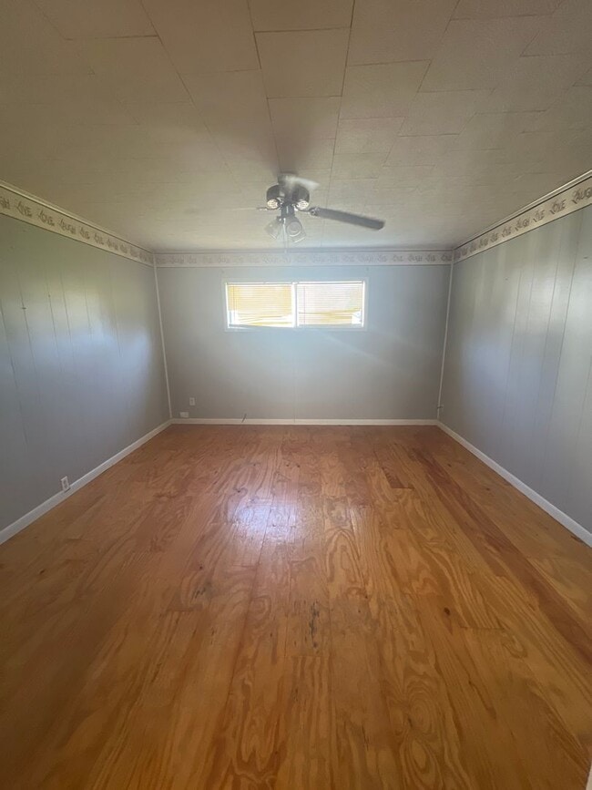 Building Photo - 2 bedroom home for lease with garage and a...
