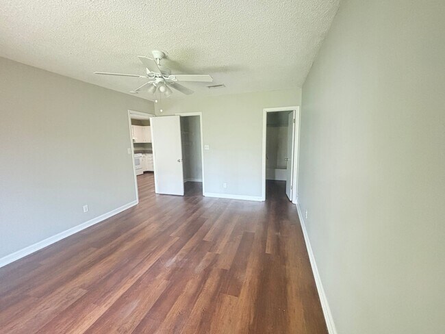 Building Photo - PET-FRIENDLY, THREE-BEDROOM IN SURFSIDE BEACH'S CAROPINES COMMUNITY IS AVAILABLE NOW!