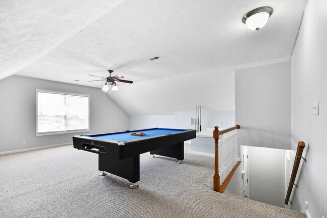 Building Photo - Three Bedroom with Bonus and Pool!