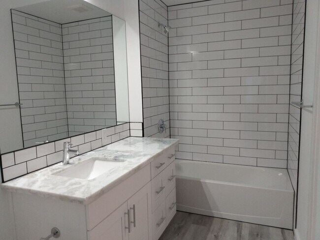 Building Photo - 2 BD /1 BA Granite Countertops, Washer/Dryer, AC and Parking!