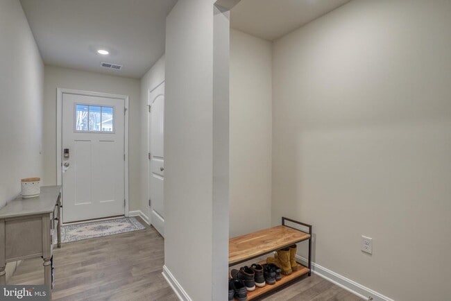 Building Photo - 124 Currant Cir