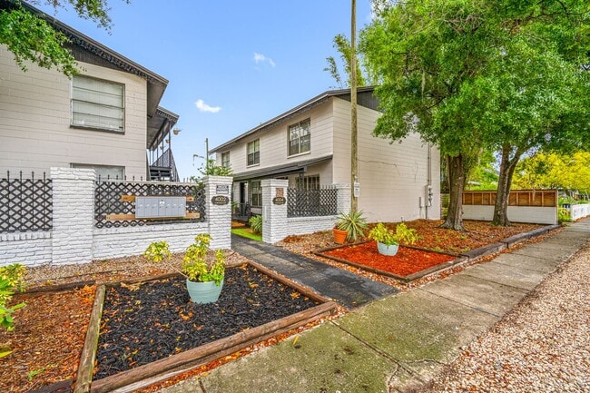 Building Photo - Renovated Seminole Heights Townhome with Laundry Included