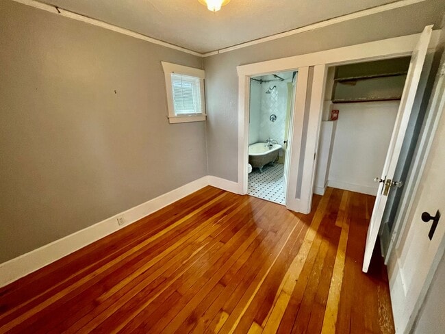 Building Photo - Beautiful 3bd/1bath South Tabor Bungalow w...