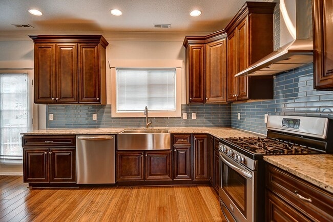 Building Photo - MOVE IN READY! GORGEOUS HOME IN CHESAPEAKE!