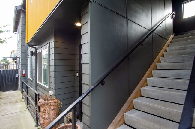 Building Photo - Contemporary 1-Bedroom Flat w/ DW + W/D Ready Late August!
