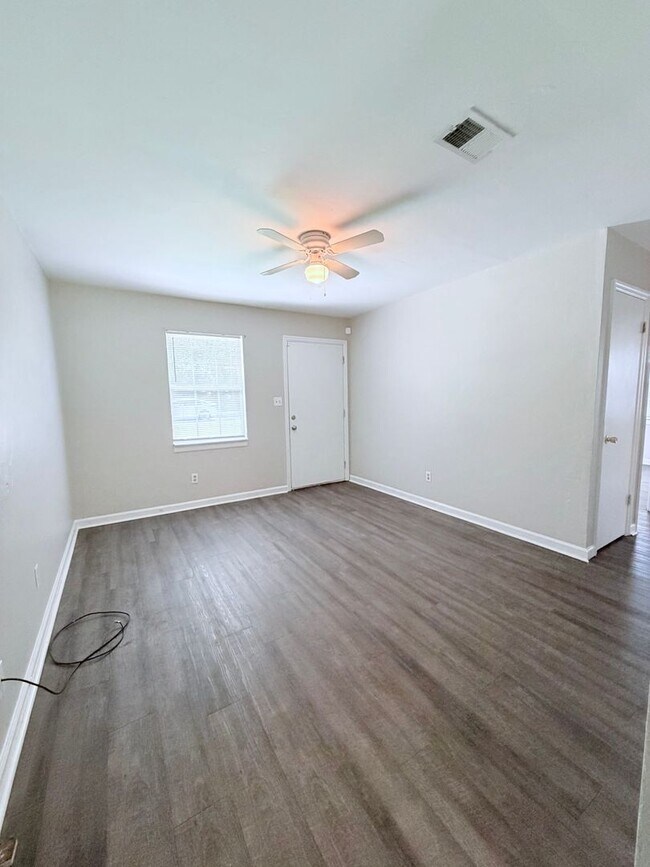 Building Photo - 4830 Ruthenia Rd