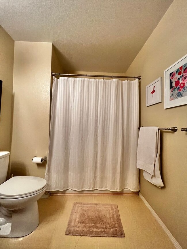 Building Photo - 3 bedroom 2 bathroom Condo in West Fort Co...
