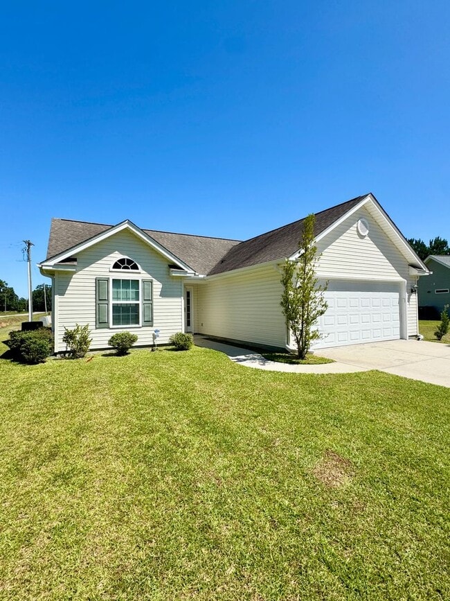 Primary Photo - Pet Friendly 3 Bedrooms, 2 Baths & 2 car g...