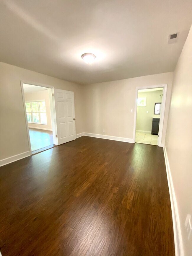 Building Photo - 3 Bedroom Home in Seneca, SC