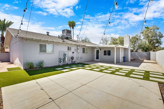 Building Photo - 4 Bedroom Home in Heart of Tempe!