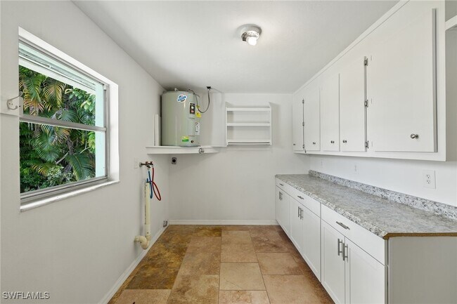 Building Photo - 2150 Aruba Ave
