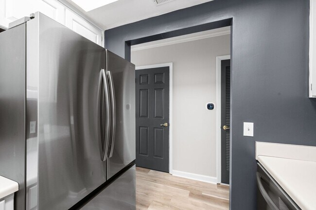 Building Photo - Awesome updated 2BR/1.5BA townhome in Bell...
