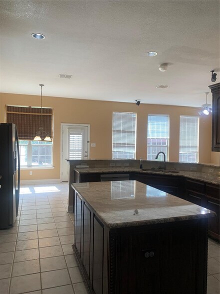 Building Photo - 9101 Forest Hills Dr