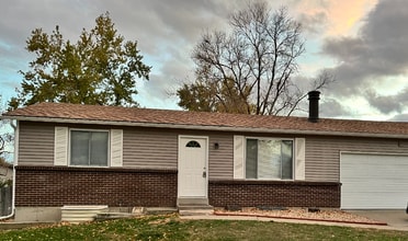 Building Photo - Spacious and Charming Lakewood Home with HUGE yard!