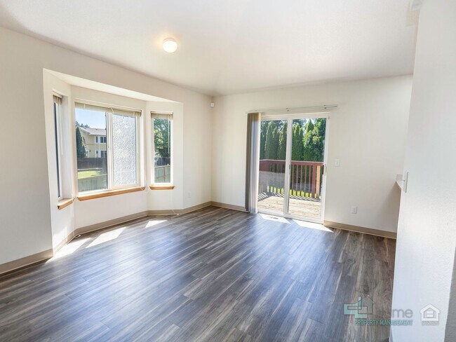 Building Photo - Stunning 3 bedroom 2.5 bathroom Home
