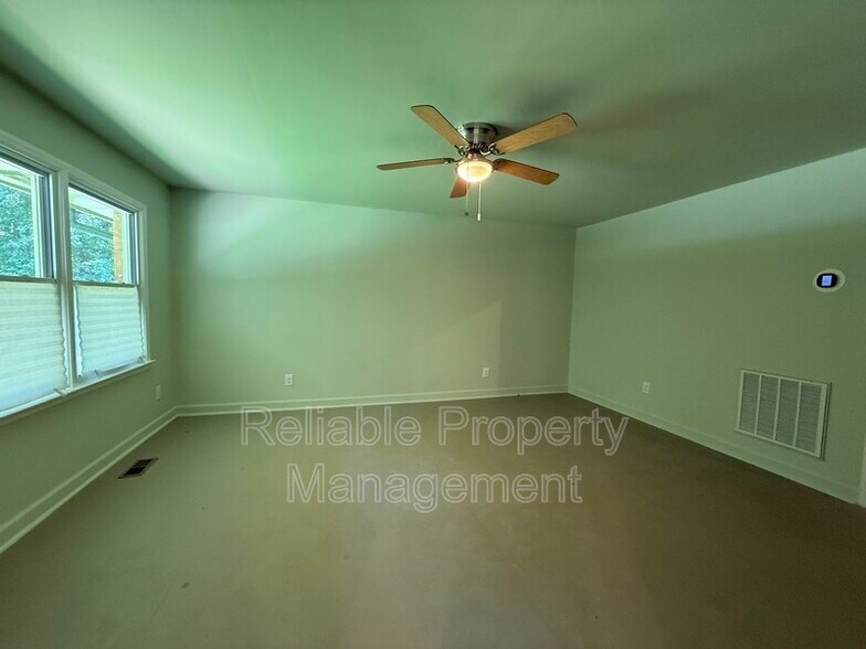 Building Photo - 727 Locust Ln