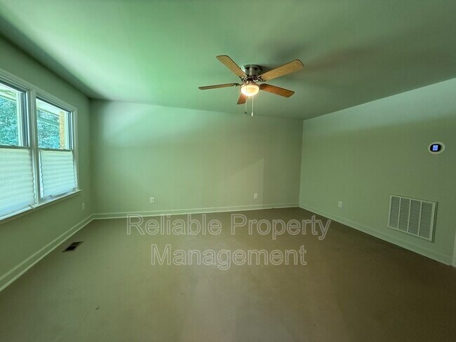 Building Photo - 727 Locust Ln
