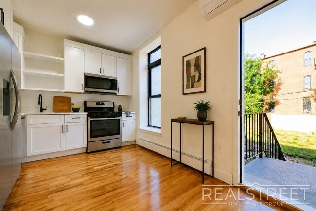 Building Photo - Charming 2 Bed 1.5 Bath Upper Duplex in Bushwick with Garden