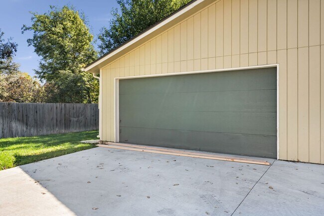 Building Photo - 2630 Davidson Dr