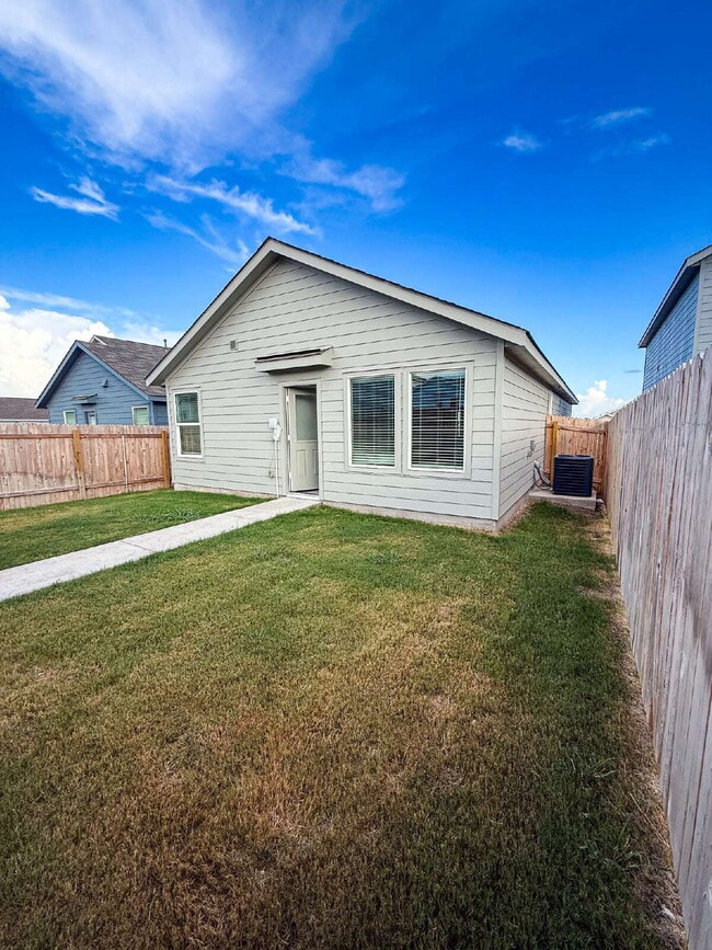 Building Photo - One Story 4 Bedroom/2Bath - For Rent - San Marcos, TX - Minutes From Shopping, Entertainment, and...