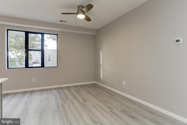 Building Photo - 400 S Highland Ave