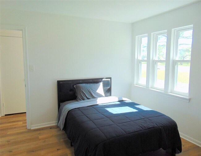 Building Photo - 2805 Cambridge Ln