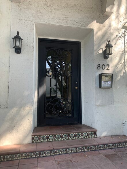 Building Photo - 802 N Sweetzer Ave