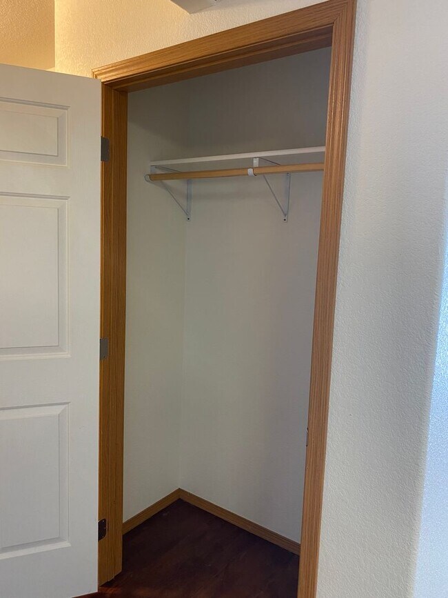 Building Photo - 2 bedroom / 1 bathroom with garage