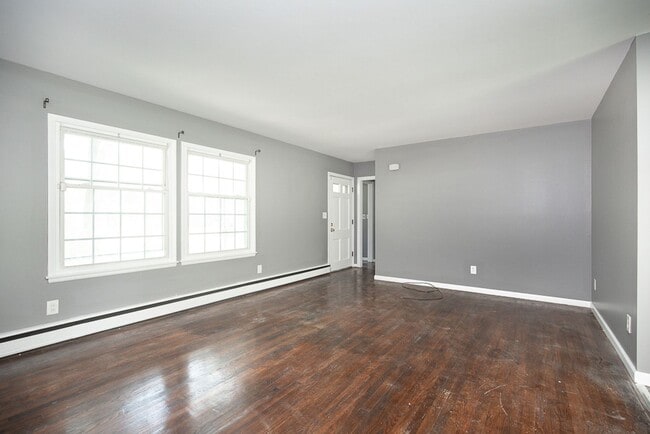 Building Photo - NICE RANCH IN AMHERST!