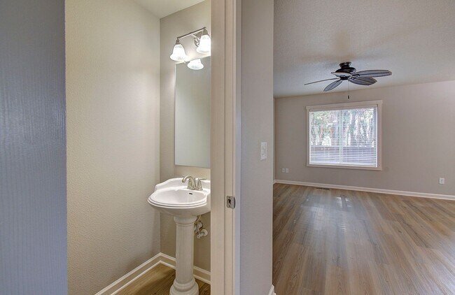 Building Photo - Charming 3 bd 2.5 ba Townhouse - Special! $500 OFF on December Move In!