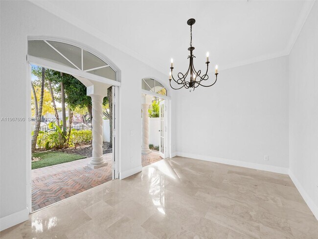 Building Photo - 827 SE 2nd Ct