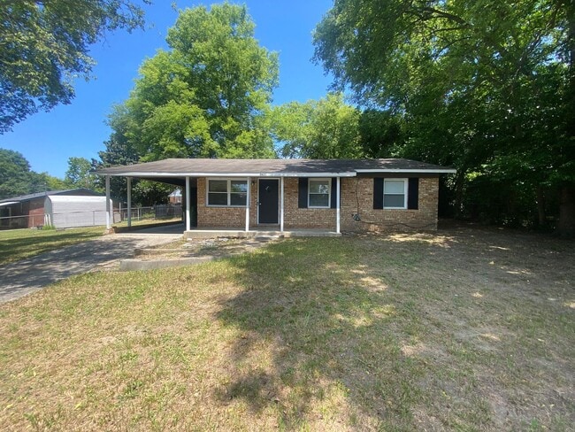 Primary Photo - **AVAILABLE NOW**3 Bedroom / 1 Bathroom Ho...