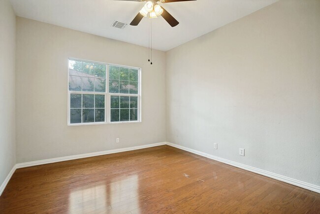 Building Photo - 2219 N Flores St