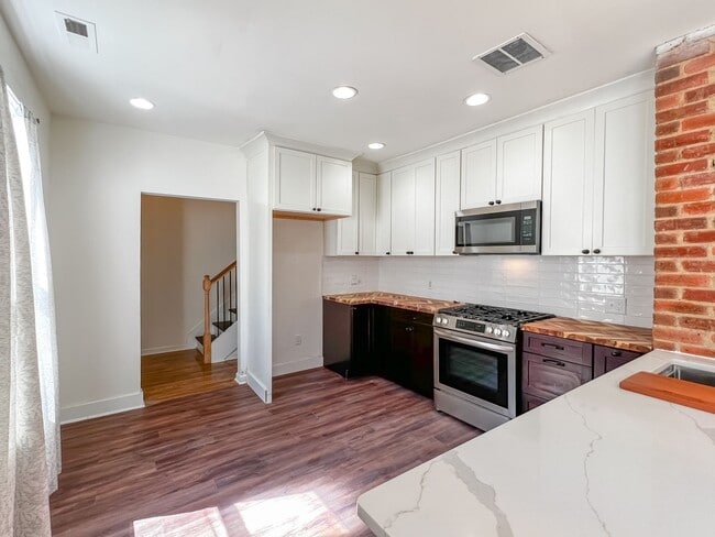 Building Photo - Renovated Oakwood Gem with Modern Amenitie...