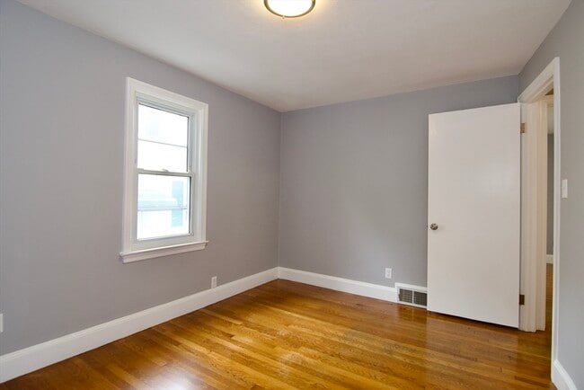 Building Photo - 63 Grandview St