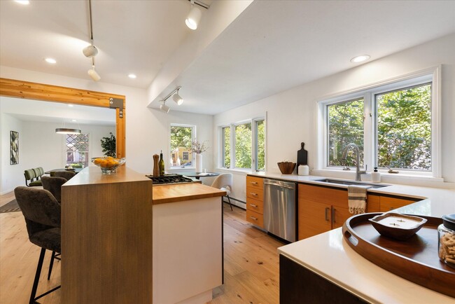 Building Photo - Open Concept Historic Home in Downtown Boz...