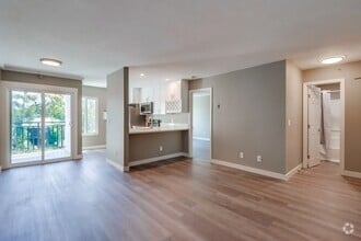 Building Photo - Beautifully renovated and located in the h...