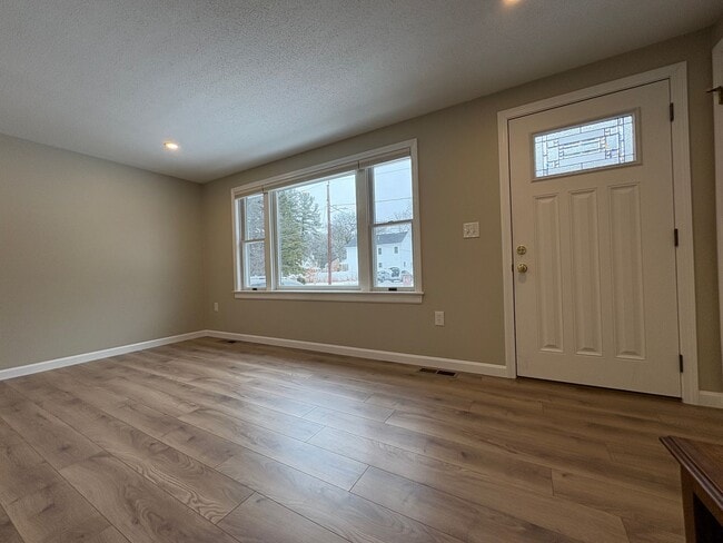 Building Photo - New to the rental market, charming 2 bedroom single family home in Wilmington, MA